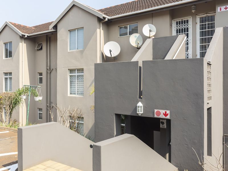 Ground Floor Unit with Small Garden and 24 Hour Security - Photo 2