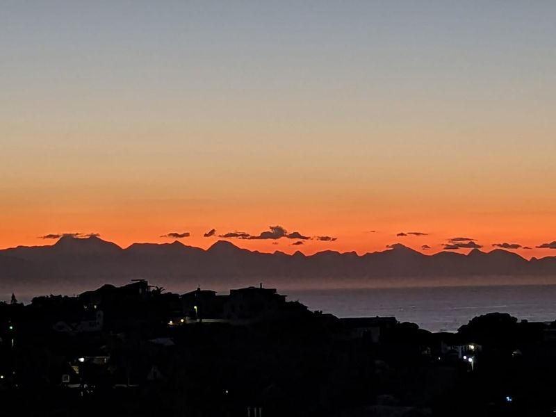 The Ultimate View Stand in Prestigious Whale Rock Heights - Photo 3