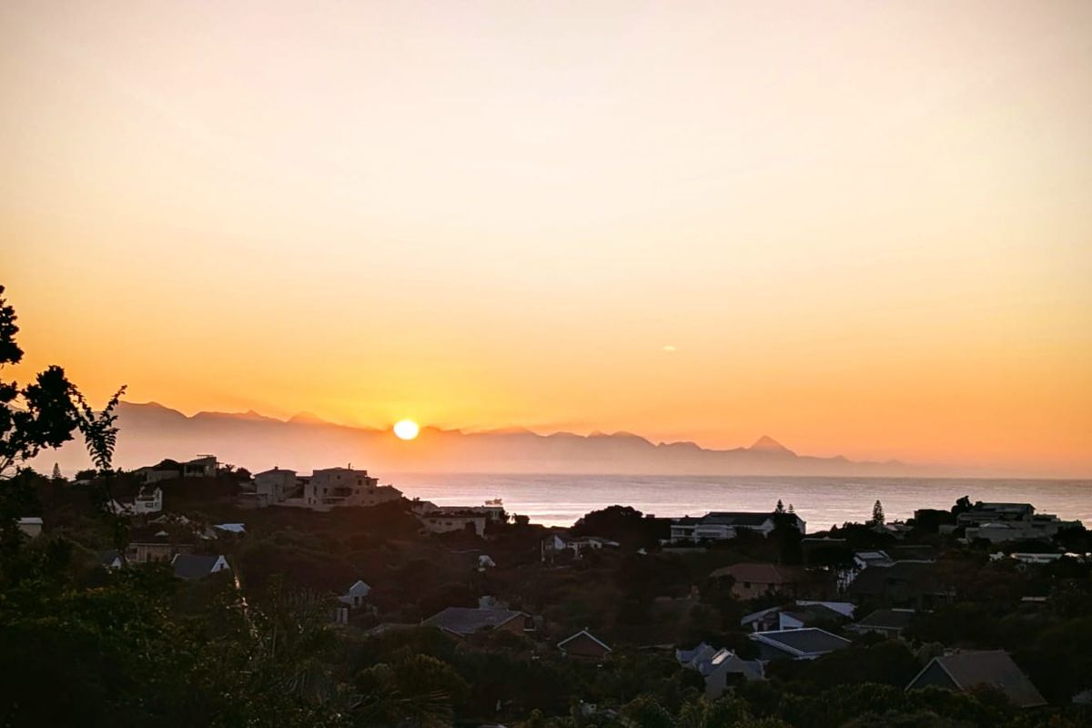 The Ultimate View Stand in Prestigious Whale Rock Heights - Photo 2