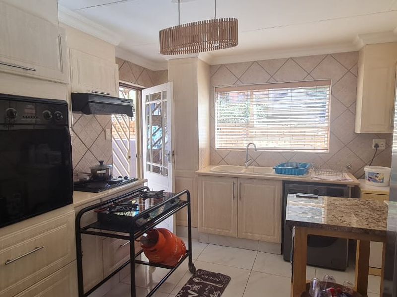 Modern 4-Bedroom Cluster for rent! - Photo 2