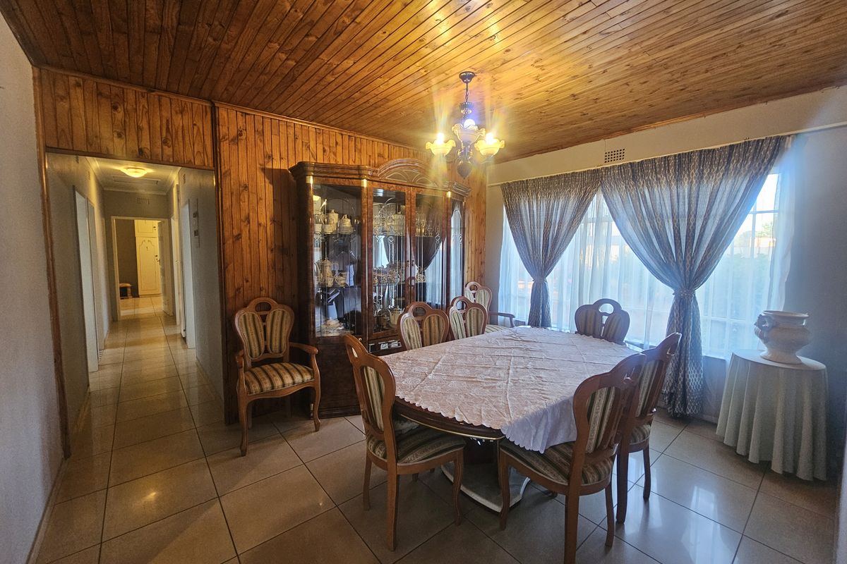 Modern Elegance Meet Everyday Comfort -With bonus Cottage ! - Photo 5