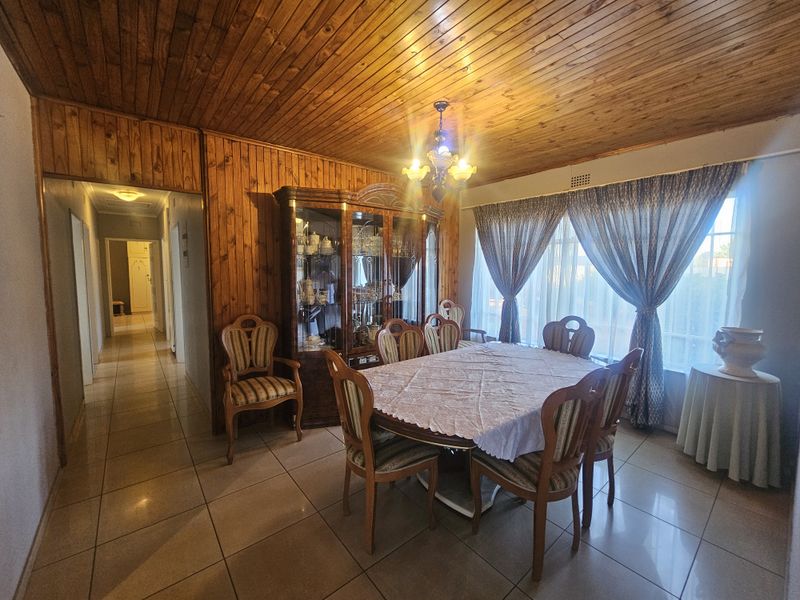 Modern Elegance Meet Everyday Comfort -With bonus Cottage ! - Photo 5