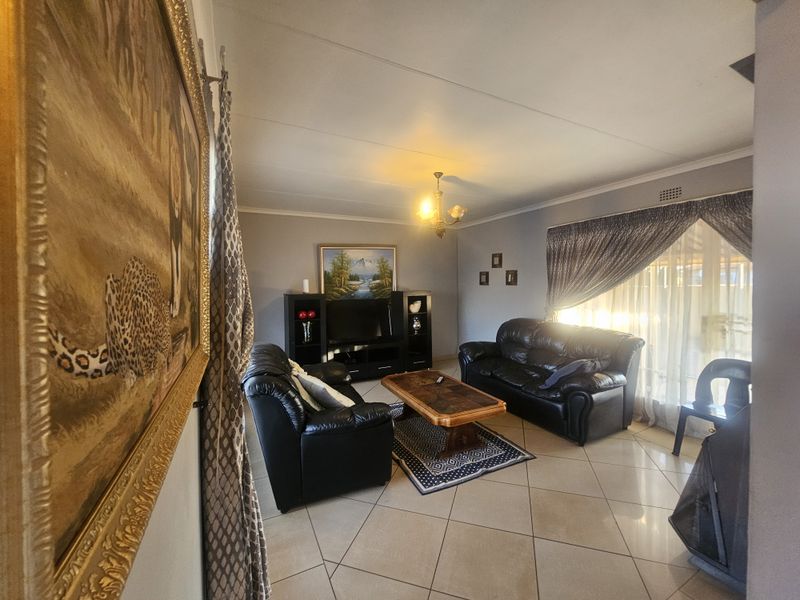 Modern Elegance Meet Everyday Comfort -With bonus Cottage ! - Photo 7