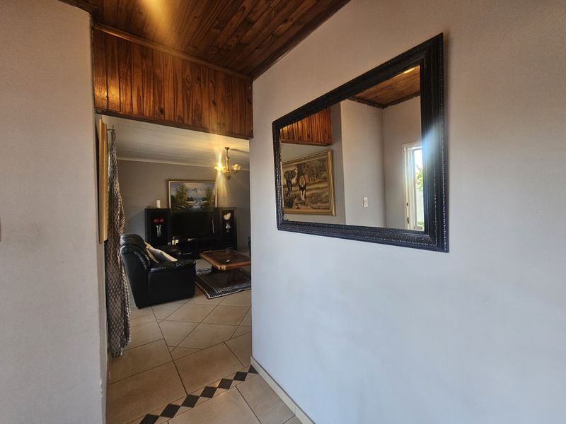 Modern Elegance Meet Everyday Comfort -With bonus Cottage ! - Photo 6