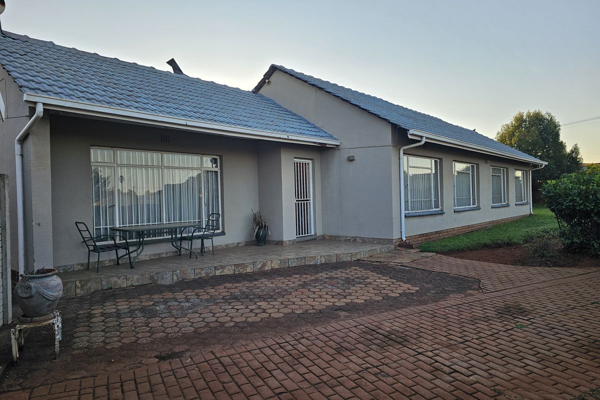 Modern Elegance Meet Everyday Comfort -With bonus Cottage ! - Photo 2