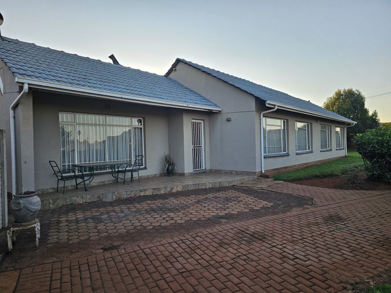 Modern Elegance Meet Everyday Comfort -With bonus Cottage ! - Photo 2
