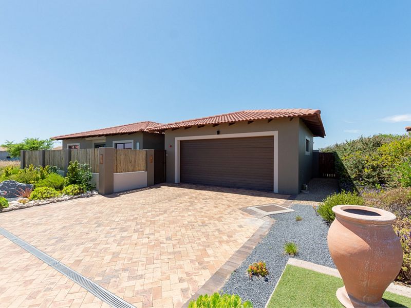 Contemporary Living with Space, Privacy and Views - Photo 2