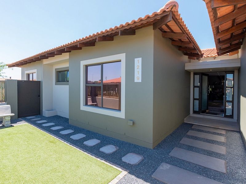 Contemporary Living with Space, Privacy and Views - Photo 5