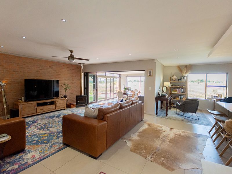 Contemporary Living with Space, Privacy and Views - Photo 8