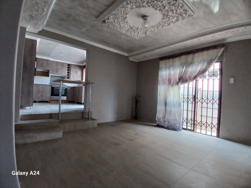 3 BEDROOM FAMILY HOME LOCATED IN A TRANQUIL SUBURB OF GONUBIE - Photo 4