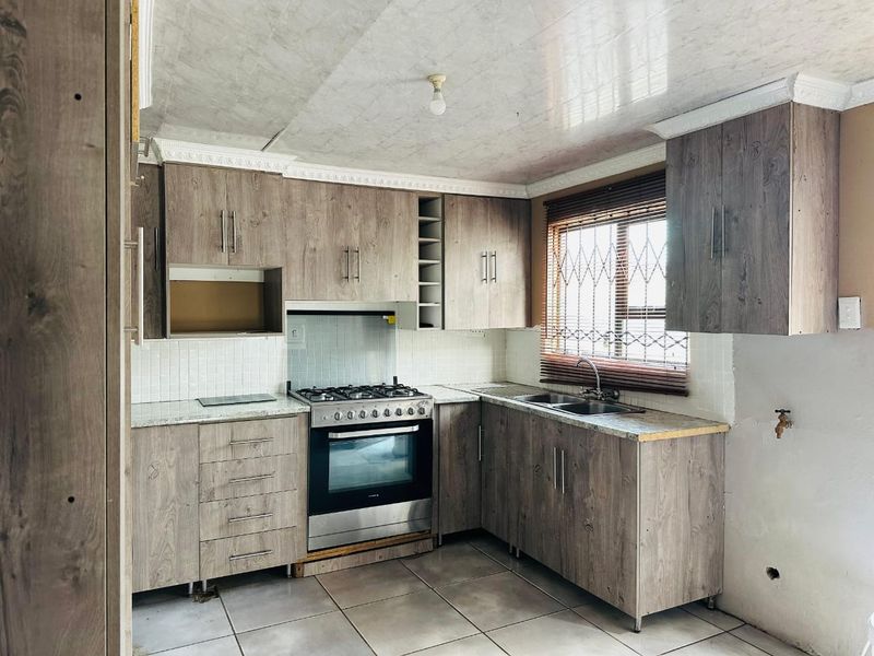 3 BEDROOM FAMILY HOME LOCATED IN A TRANQUIL SUBURB OF GONUBIE - Photo 5