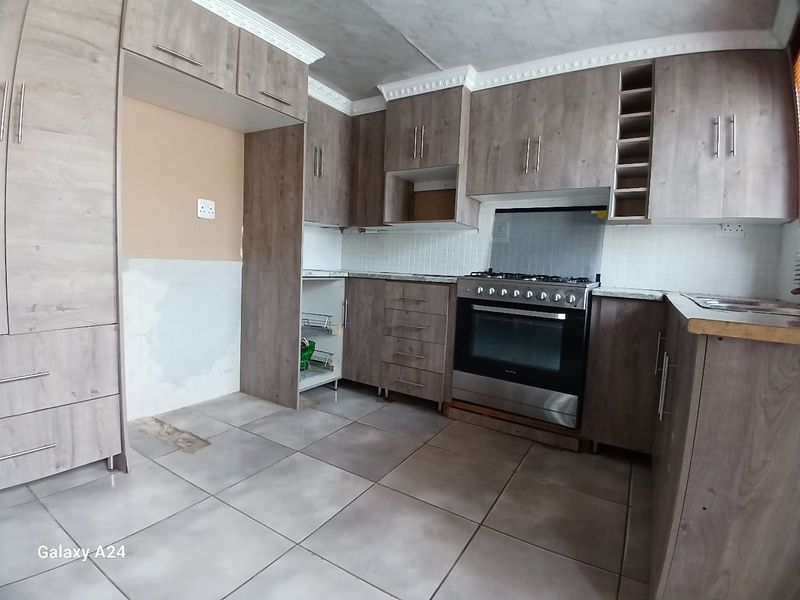 3 BEDROOM FAMILY HOME LOCATED IN A TRANQUIL SUBURB OF GONUBIE - Photo 6