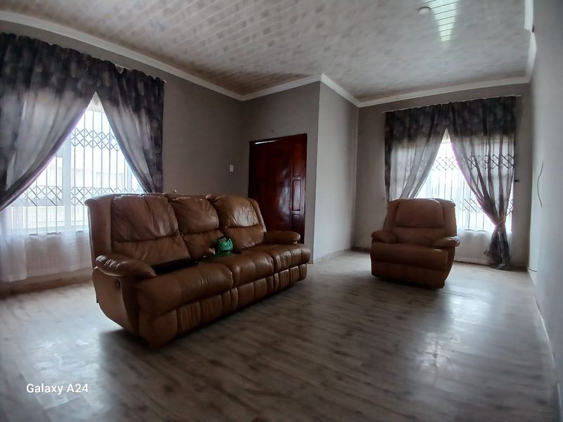 3 BEDROOM FAMILY HOME LOCATED IN A TRANQUIL SUBURB OF GONUBIE - Photo 3