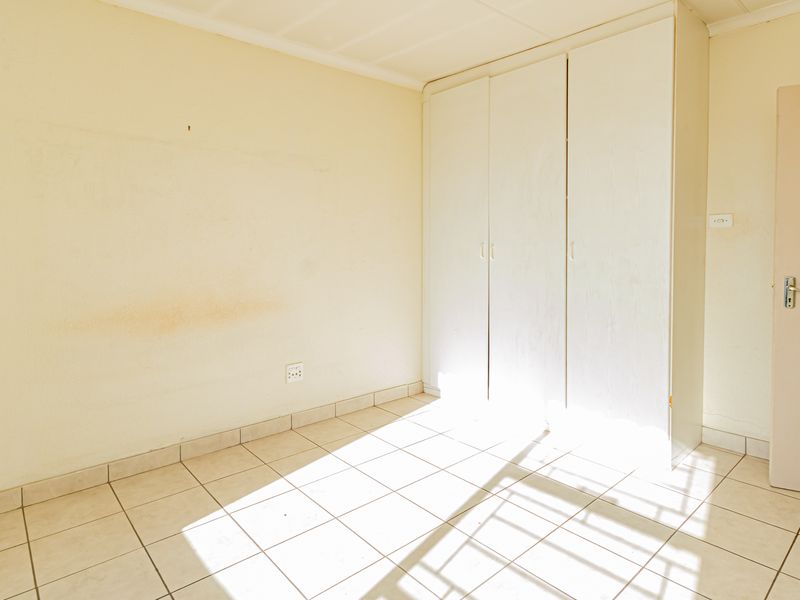 SPACIOUS DUPLEX IN SECURE VILLAGE - Photo 6