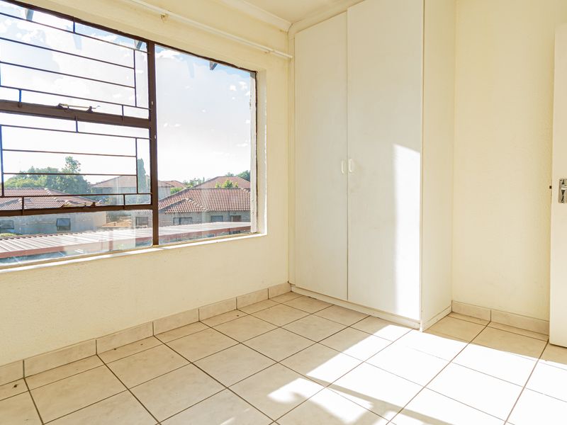 SPACIOUS DUPLEX IN SECURE VILLAGE - Photo 7