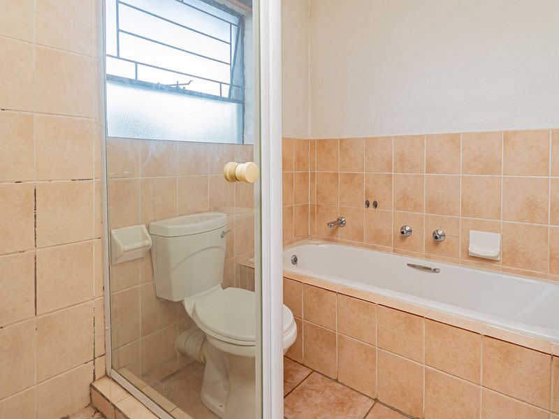 SPACIOUS DUPLEX IN SECURE VILLAGE - Photo 10