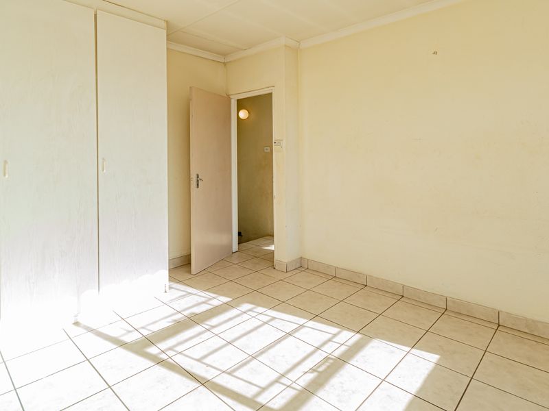 SPACIOUS DUPLEX IN SECURE VILLAGE - Photo 8
