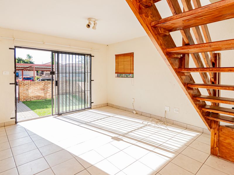 SPACIOUS DUPLEX IN SECURE VILLAGE - Photo 5