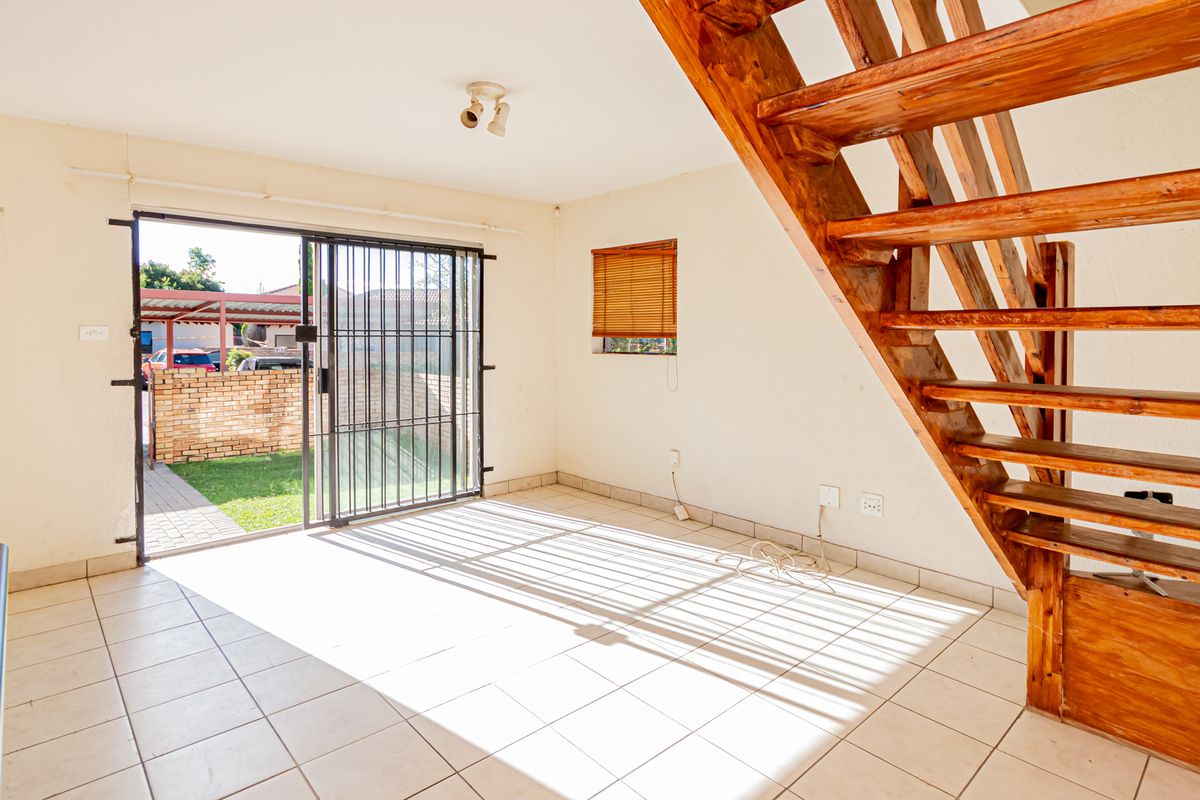 SPACIOUS DUPLEX IN SECURE VILLAGE - Photo 5