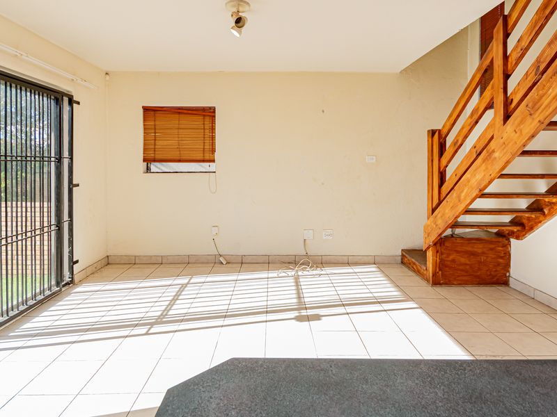 SPACIOUS DUPLEX IN SECURE VILLAGE - Photo 4