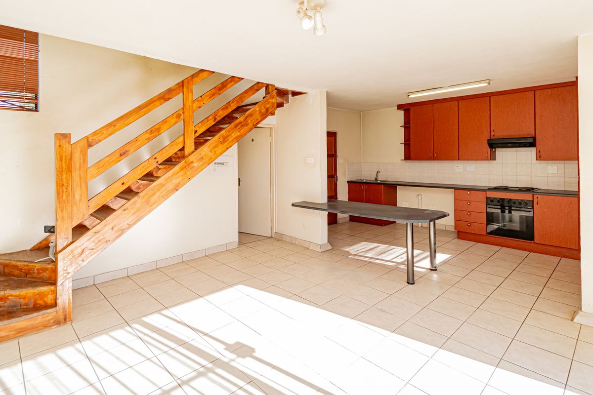 SPACIOUS DUPLEX IN SECURE VILLAGE - Photo 3