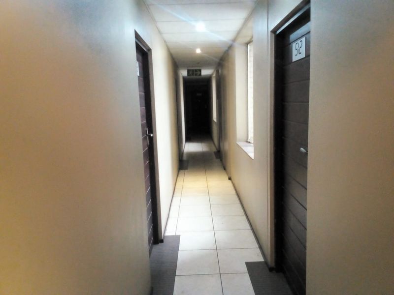 1Bedroom Apartment in Times Square, Braamfontein - Photo 8