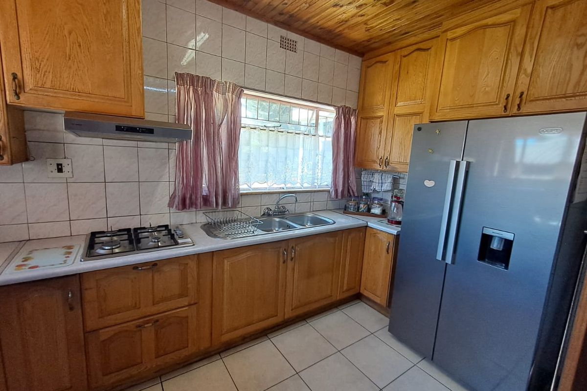 SOLE MANDATE, Three  bed room house for sale - Photo 4