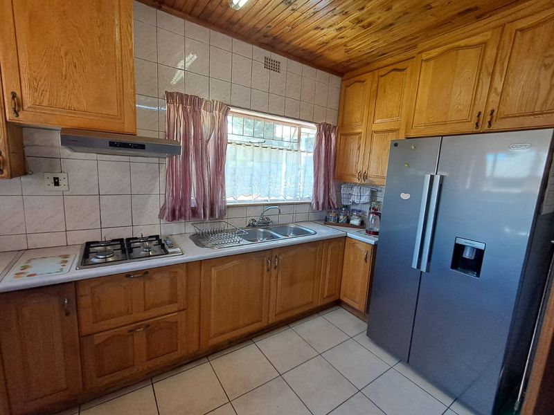 SOLE MANDATE, Three  bed room house for sale - Photo 4