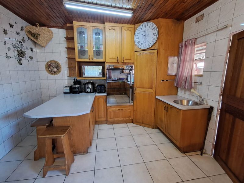 SOLE MANDATE, Three  bed room house for sale - Photo 5