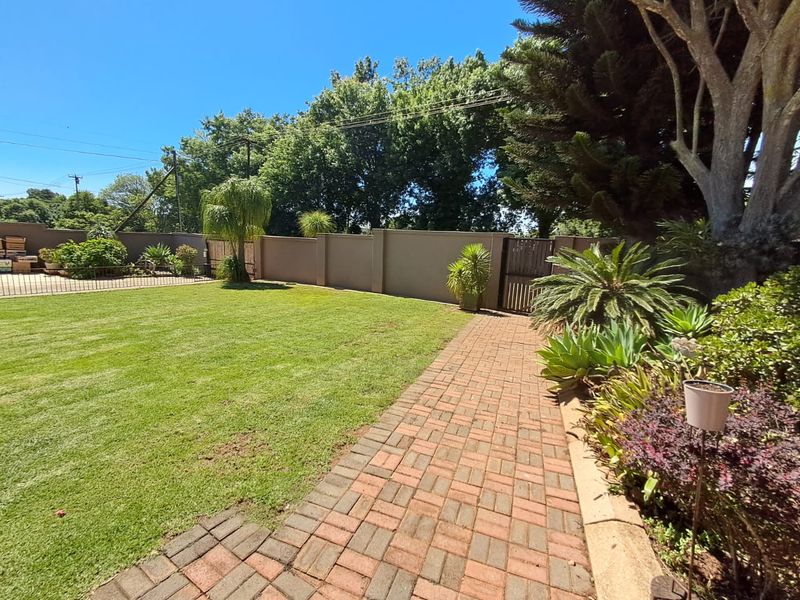 SOLE MANDATE, Three  bed room house for sale - Photo 8