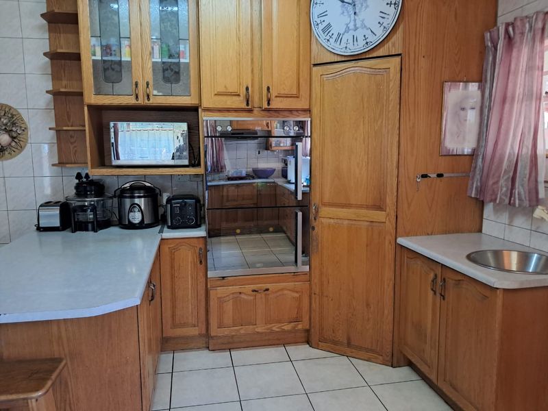 SOLE MANDATE, Three  bed room house for sale - Photo 6