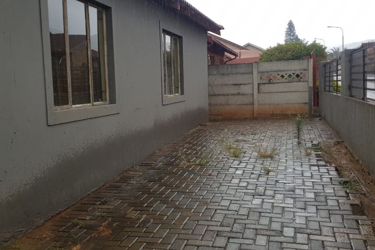 THREE BEDROOM HOUSE FOR SALE IN GEELHOUT PARK - Photo 2