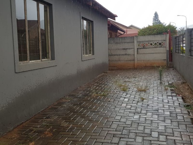 THREE BEDROOM HOUSE FOR SALE IN GEELHOUT PARK - Photo 2