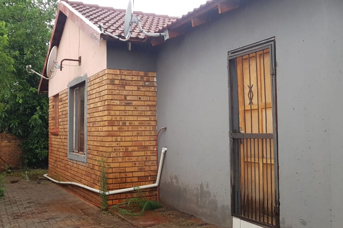 THREE BEDROOM HOUSE FOR SALE IN GEELHOUT PARK - Photo 4