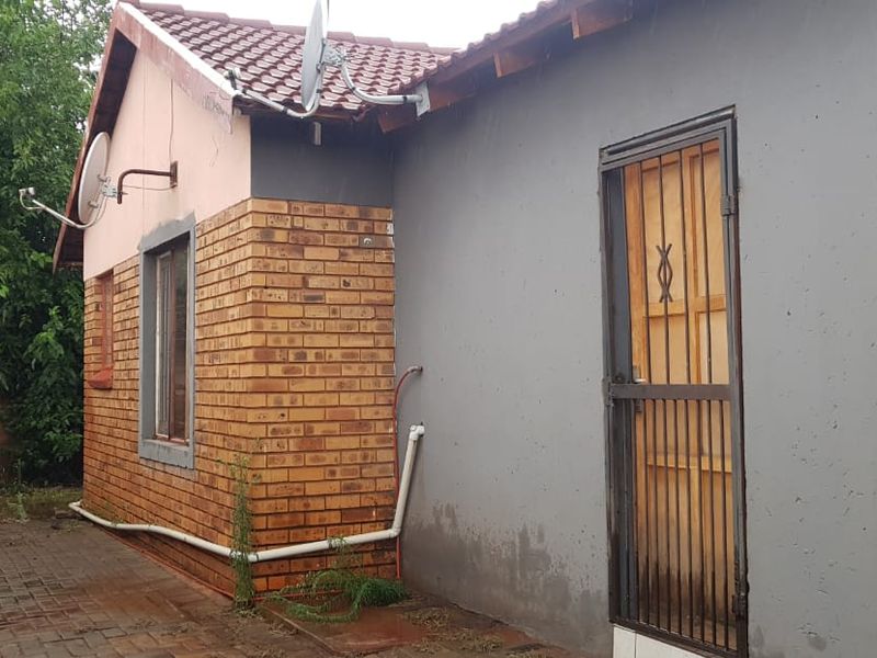 THREE BEDROOM HOUSE FOR SALE IN GEELHOUT PARK - Photo 4