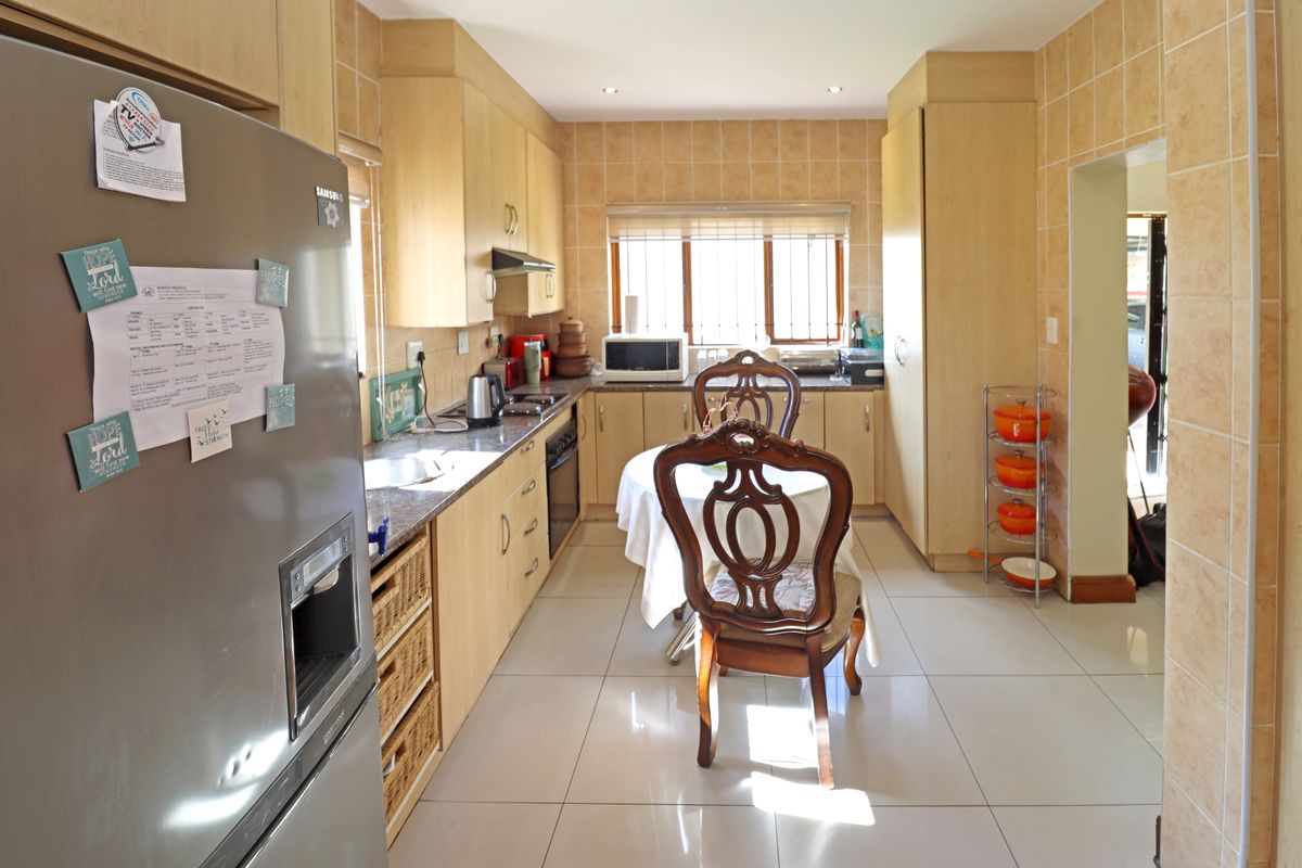 Luxury Estate Living in Noordwyk – Rare Full-Title Opportunity - Photo 4