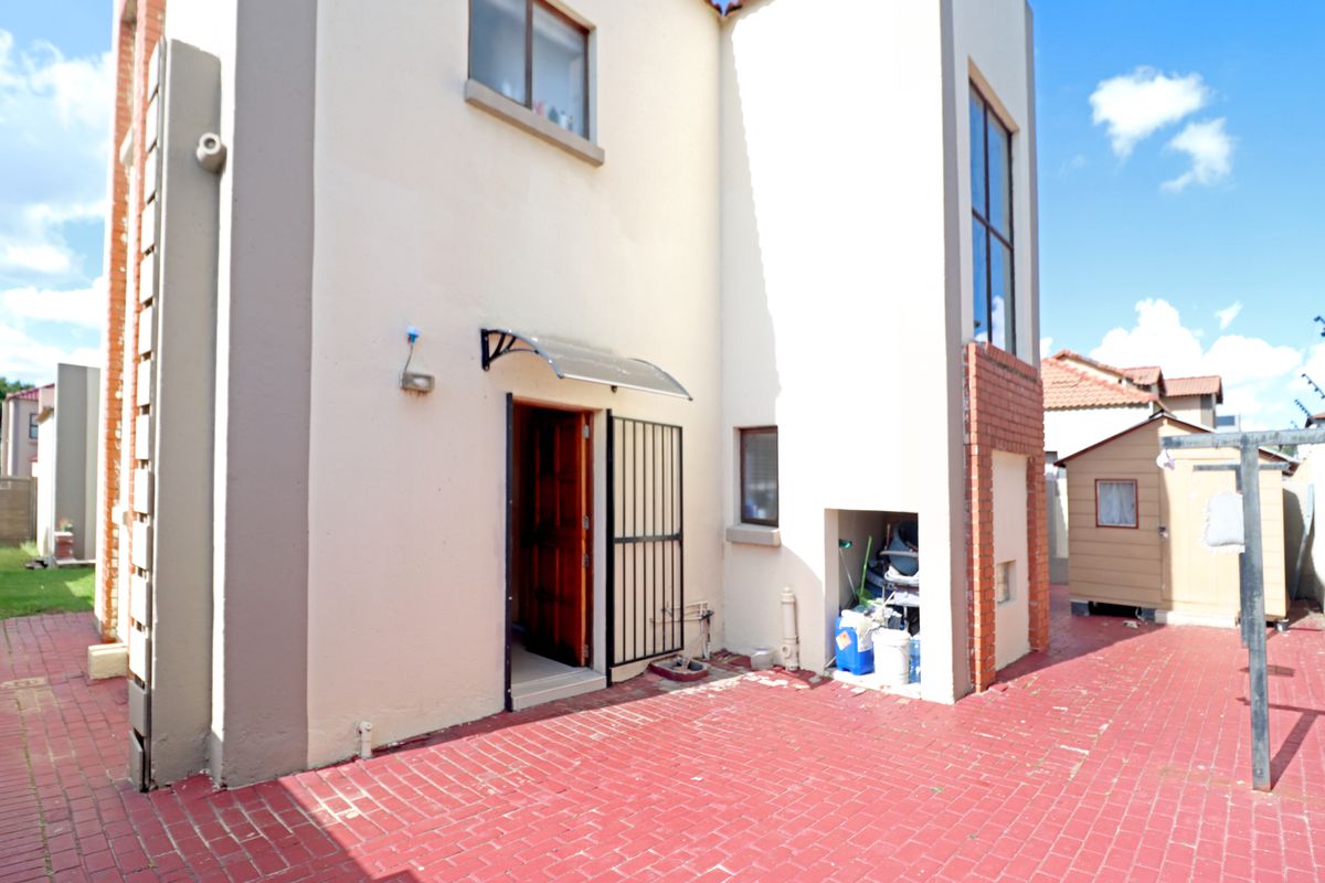 Luxury Estate Living in Noordwyk – Rare Full-Title Opportunity - Photo 2