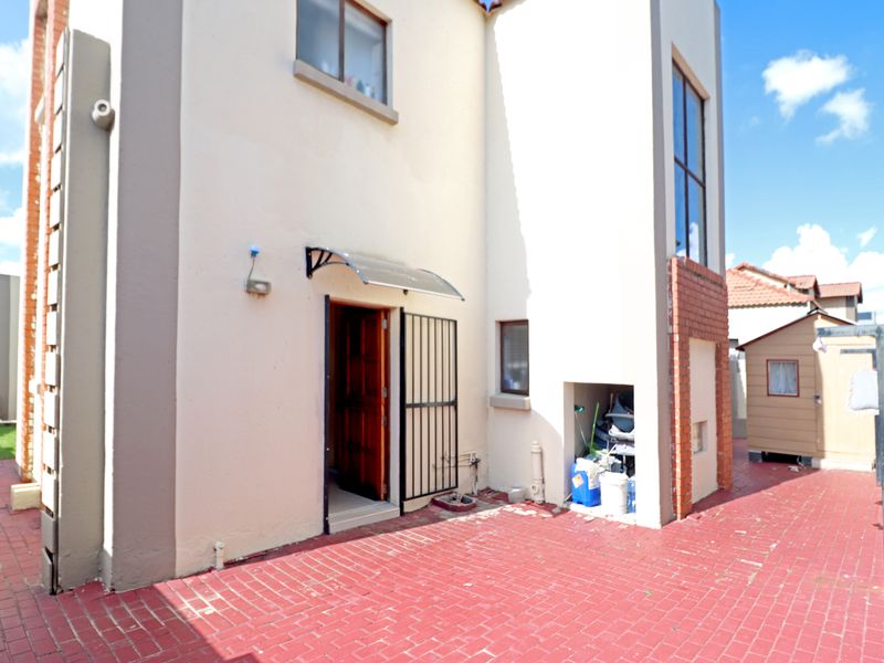 Luxury Estate Living in Noordwyk – Rare Full-Title Opportunity - Photo 2