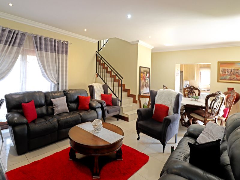 Luxury Estate Living in Noordwyk – Rare Full-Title Opportunity - Photo 1