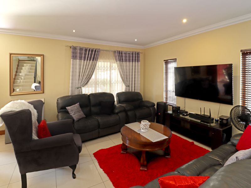 Luxury Estate Living in Noordwyk – Rare Full-Title Opportunity - Photo 4