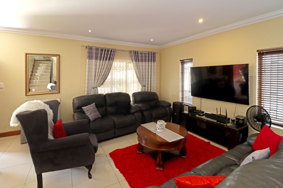 Luxury Estate Living in Noordwyk – Rare Full-Title Opportunity - Photo 4