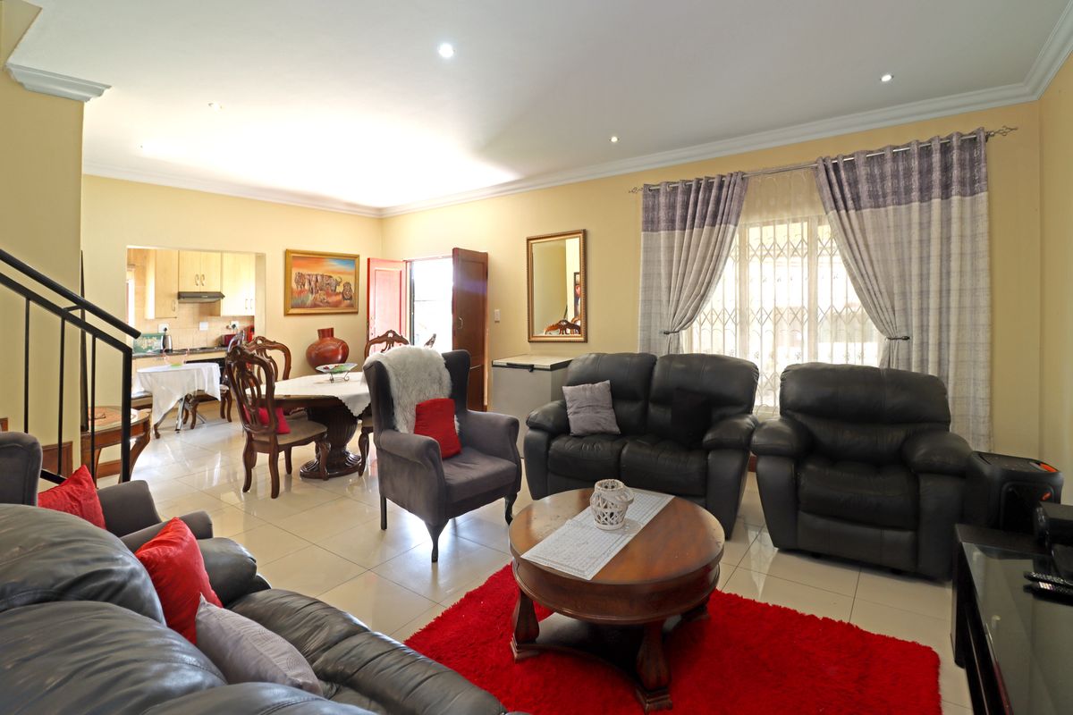 Luxury Estate Living in Noordwyk – Rare Full-Title Opportunity - Photo 2