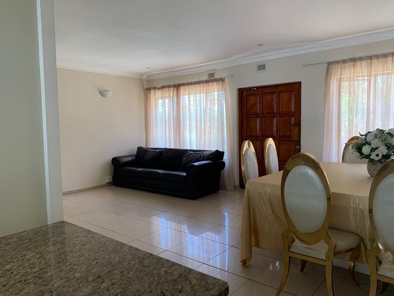 Stunning 4-Bedroom house for Sale in Prestigious Moseley - Photo 8