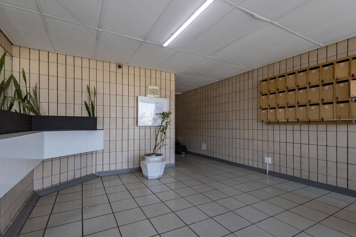 Beautiful 2 Bedroom Apartment for Sale in McIntyre Place, Parow Central - Photo 2