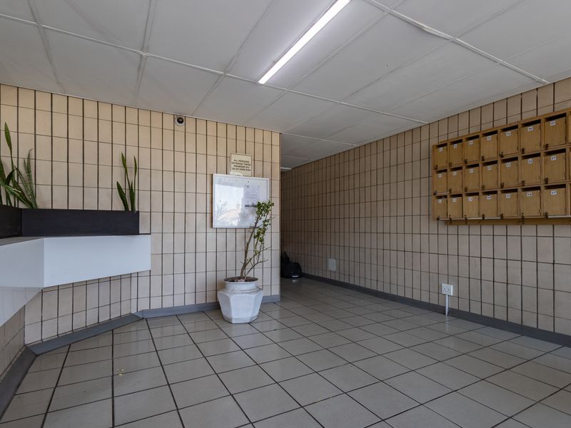 Beautiful 2 Bedroom Apartment for Sale in McIntyre Place, Parow Central - Photo 2