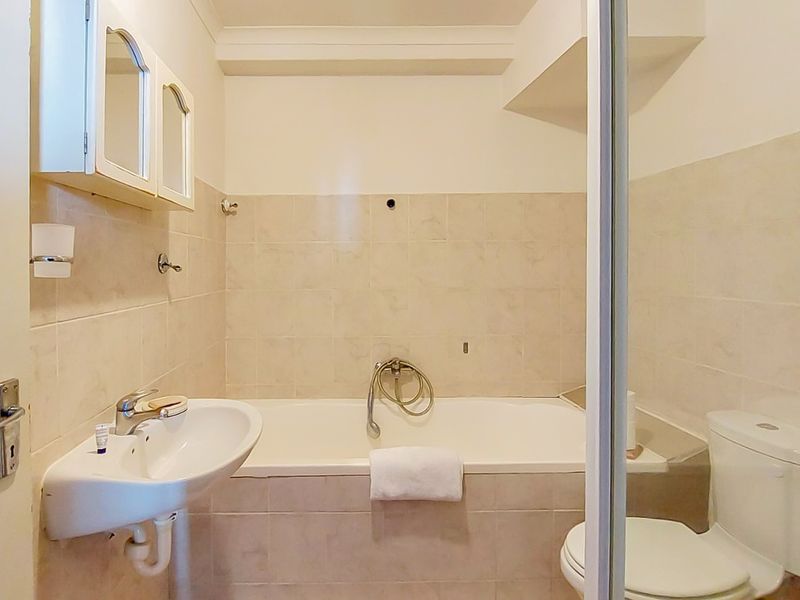 Beautiful 2 Bedroom Apartment for Sale in McIntyre Place, Parow Central - Photo 10