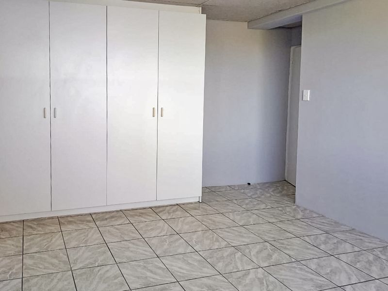 Beautiful 2 Bedroom Apartment for Sale in McIntyre Place, Parow Central - Photo 9