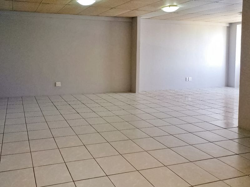 Beautiful 2 Bedroom Apartment for Sale in McIntyre Place, Parow Central - Photo 8