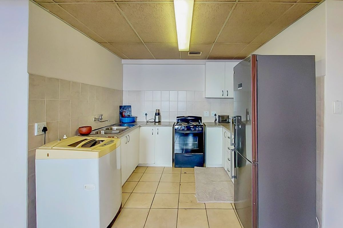 Beautiful 2 Bedroom Apartment for Sale in McIntyre Place, Parow Central - Photo 3