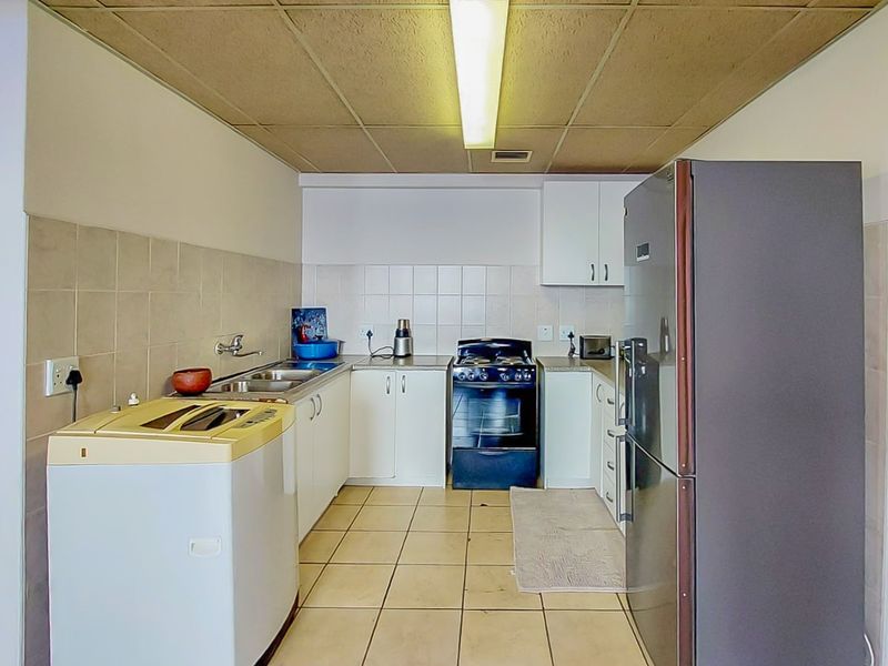 Beautiful 2 Bedroom Apartment for Sale in McIntyre Place, Parow Central - Photo 3